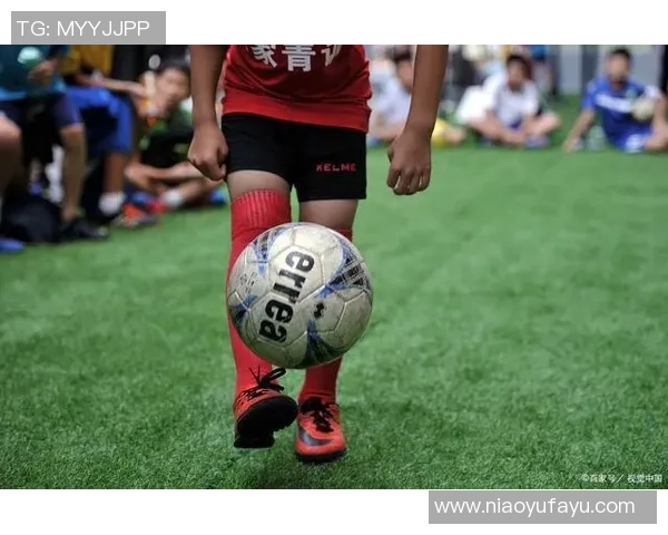 足球明星展现颠球技巧训练过程与精彩瞬间的完美结合